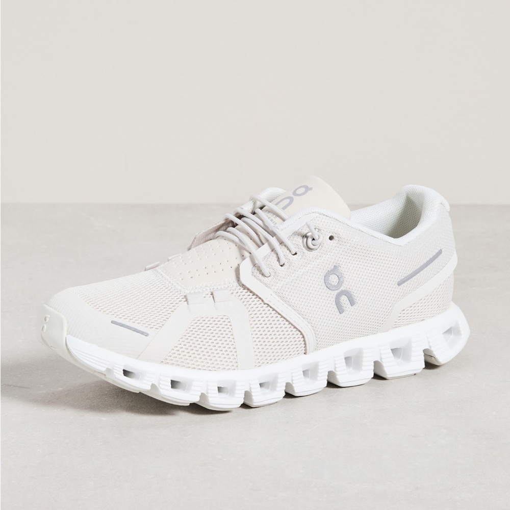 ON Running cloud 5 sneakers size W8/39.